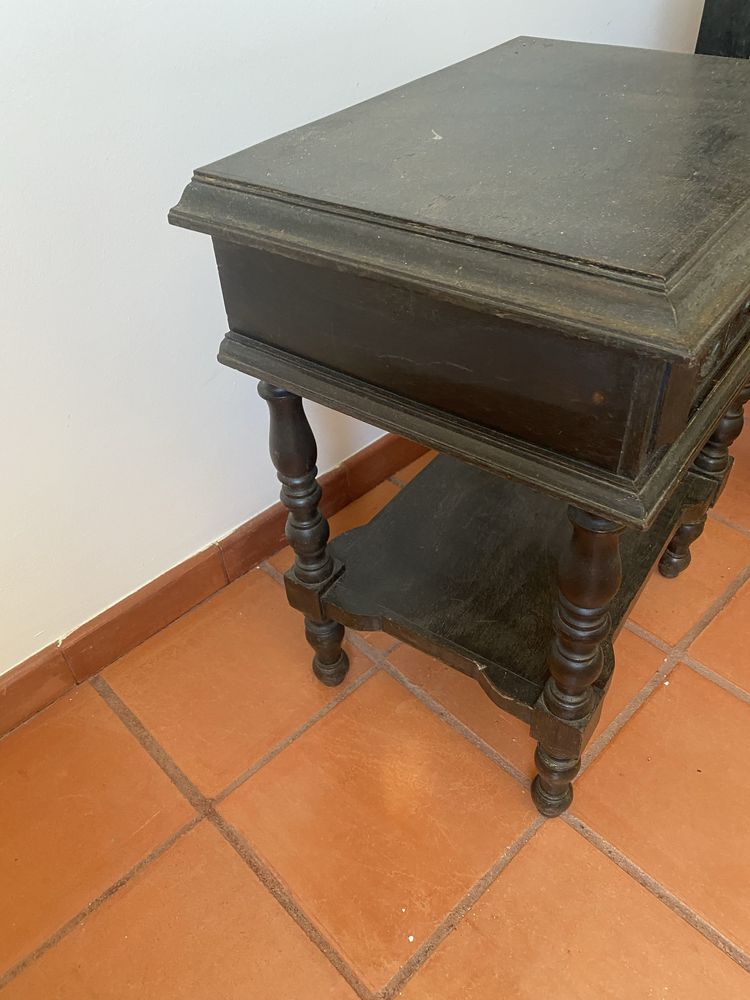 Cama + 2 mesas de cabeceira