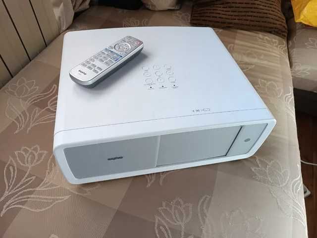 Projetor SANYO PLV-Z7000 + tela motorizada REFLECTA + cabo HDMI 10m