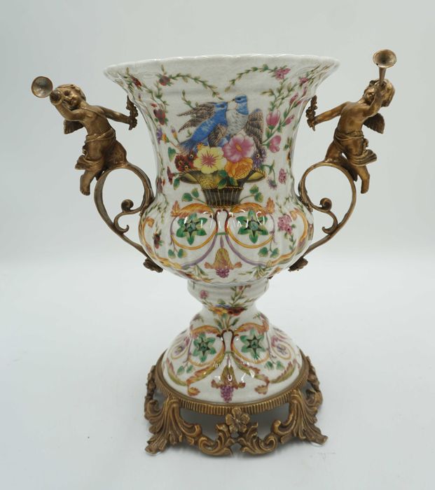 WAZON amfora porcelana z brązem chłopcy z trąbkami