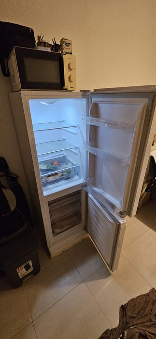 Vendo um frigorífico e um microondas