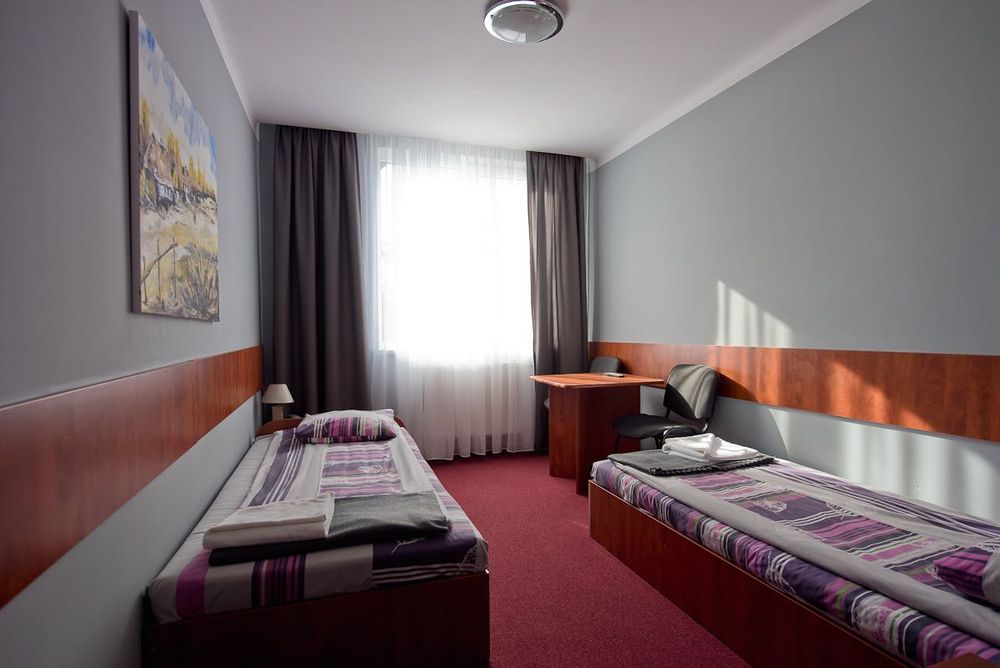 Hotelowe Łóżko z płyty meblowej z materacem, 200x90