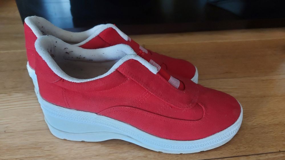 Ténis vermelho e branco