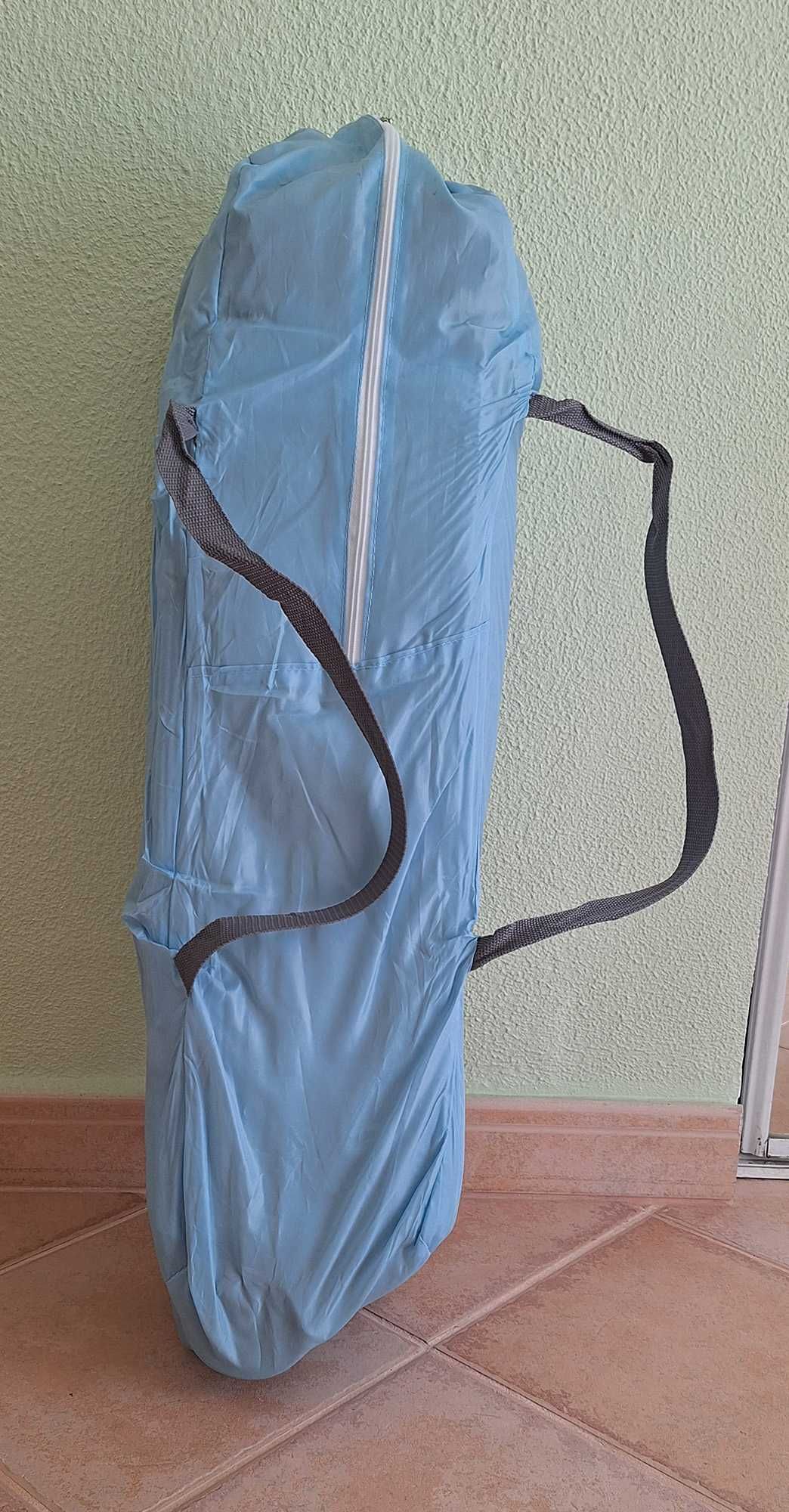 Cama de bebé com lençóis