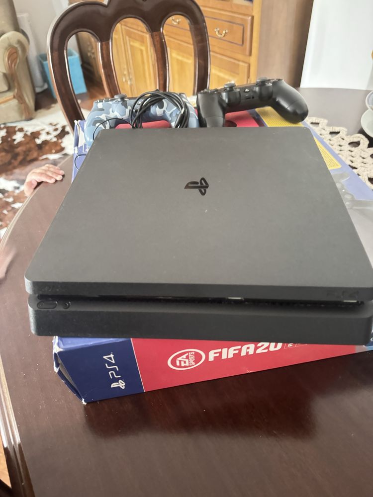 PS4 1TB, em perfeito estado