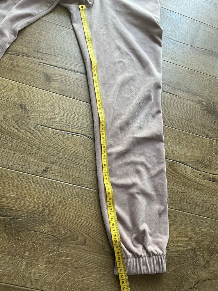Dres welurowy, w rozmiarze 152cm.