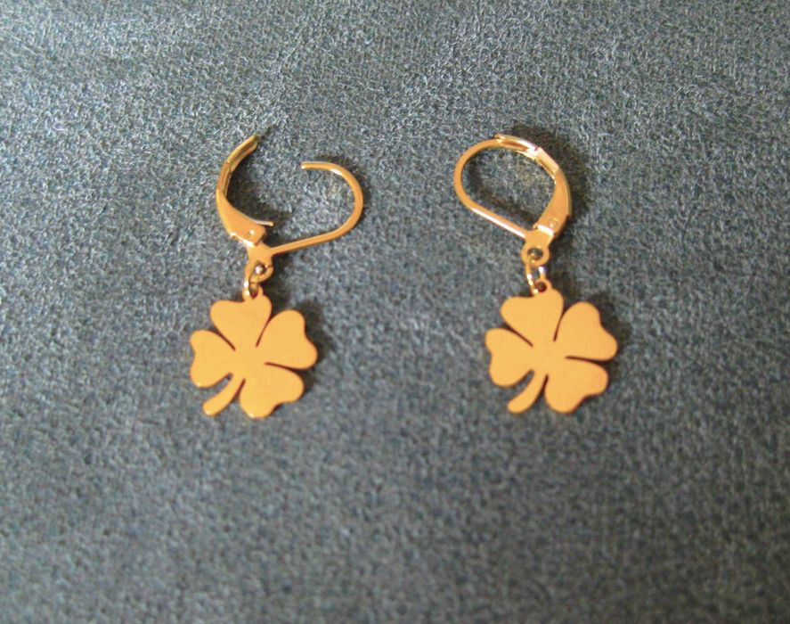 Brincos Aço Dourado Trevo Pendente NOVO - Saldo