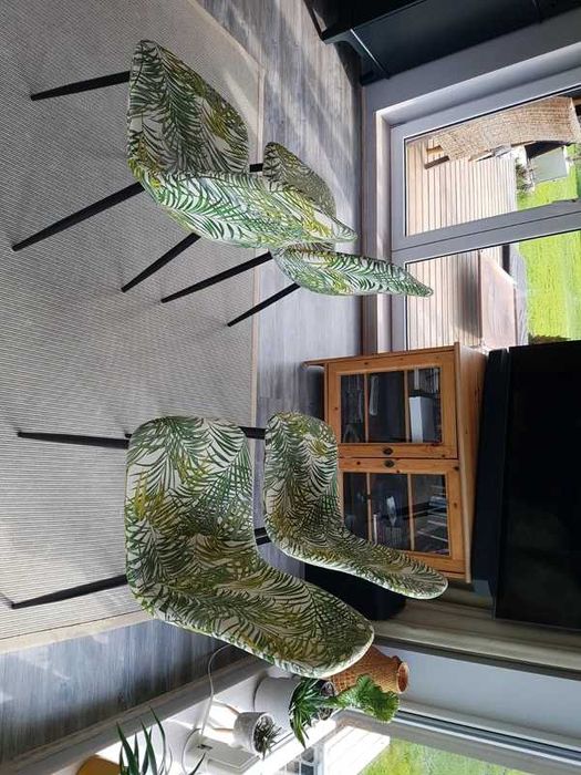 Sprzedam zestaw czterech krzeseł w atrakcyjnej cenie.