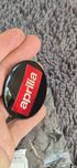 Aprilia SRV 850 nowy emblemat zaślepka logo kokpit kierownica nowa ory