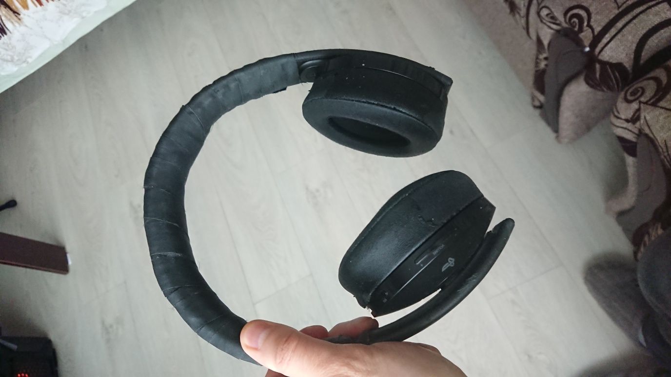 навушники PlayStation Gold Wireless Headset на запчастини або цілком