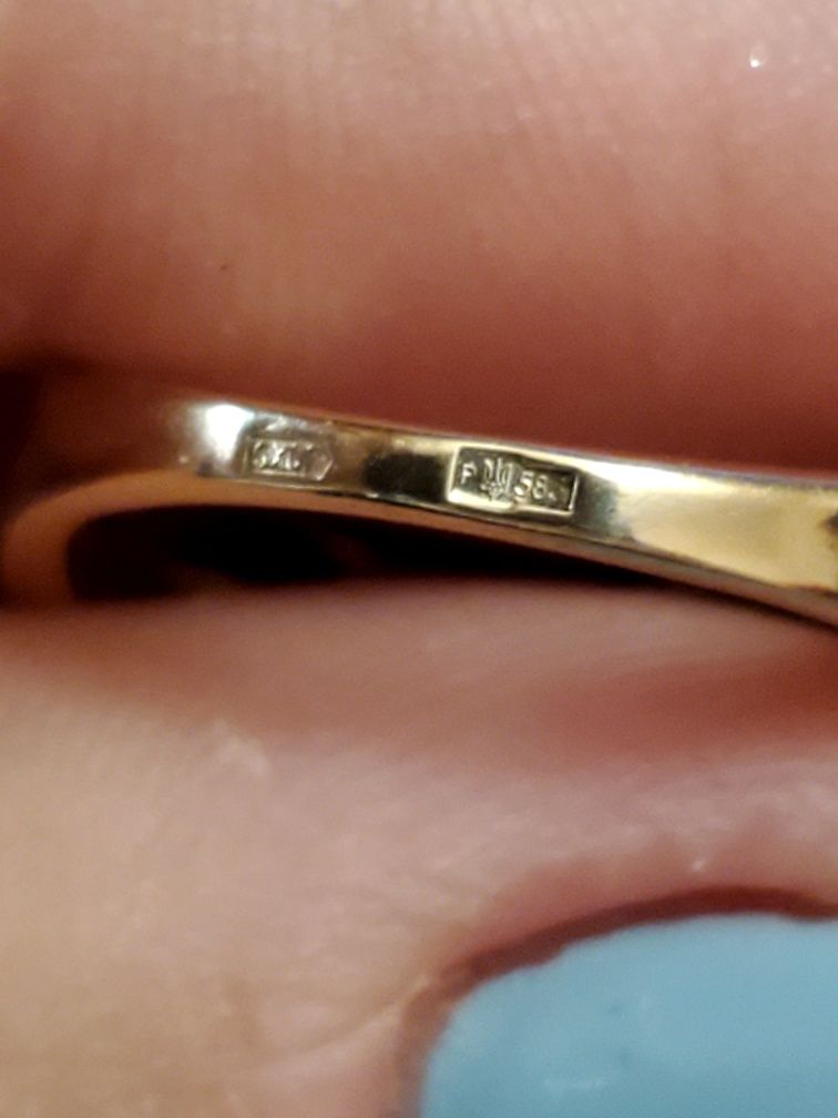 Золотое кольцо с цирконием . ( Цена без торга )