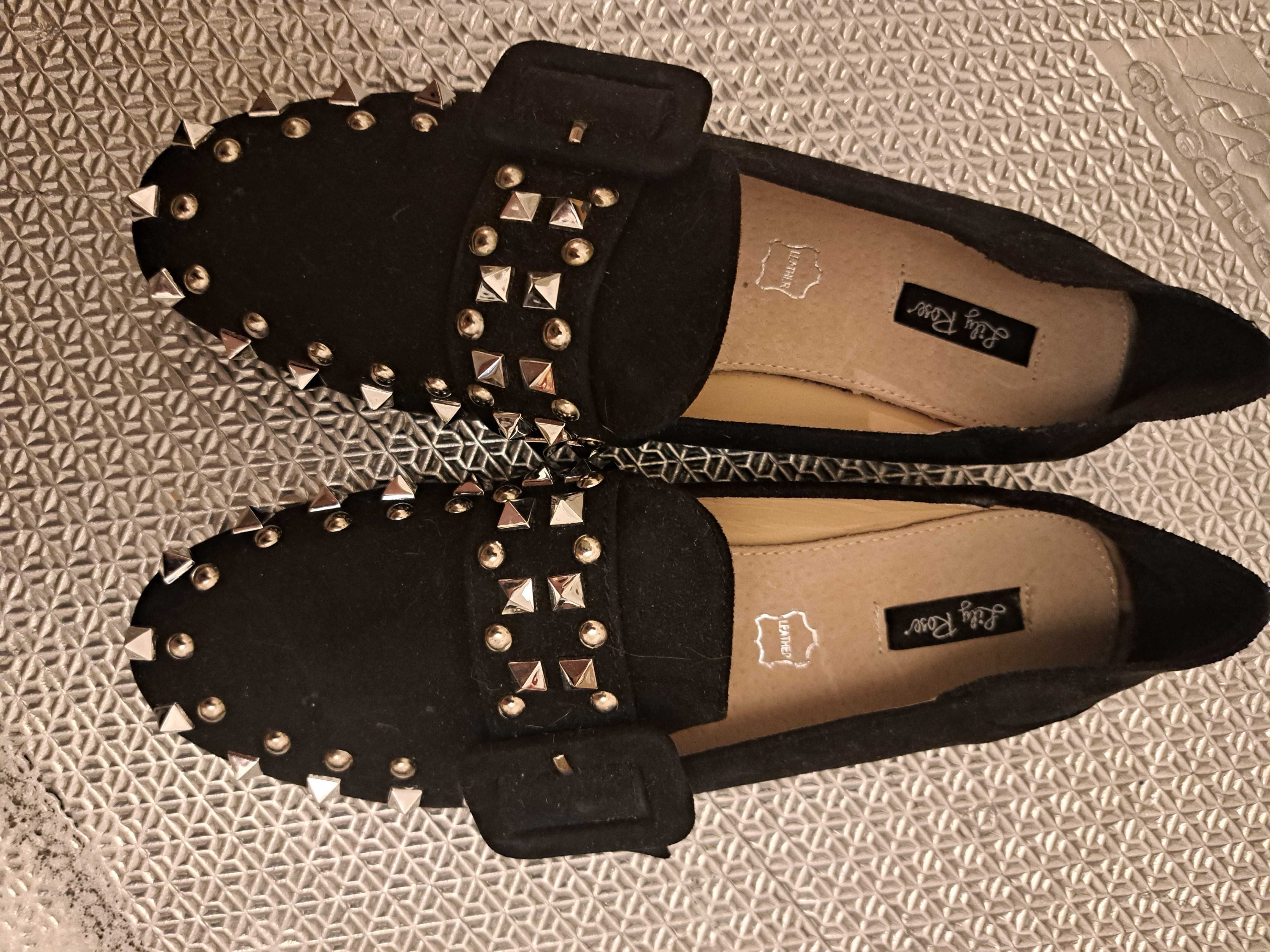 Buty czarne z cwiekami 39