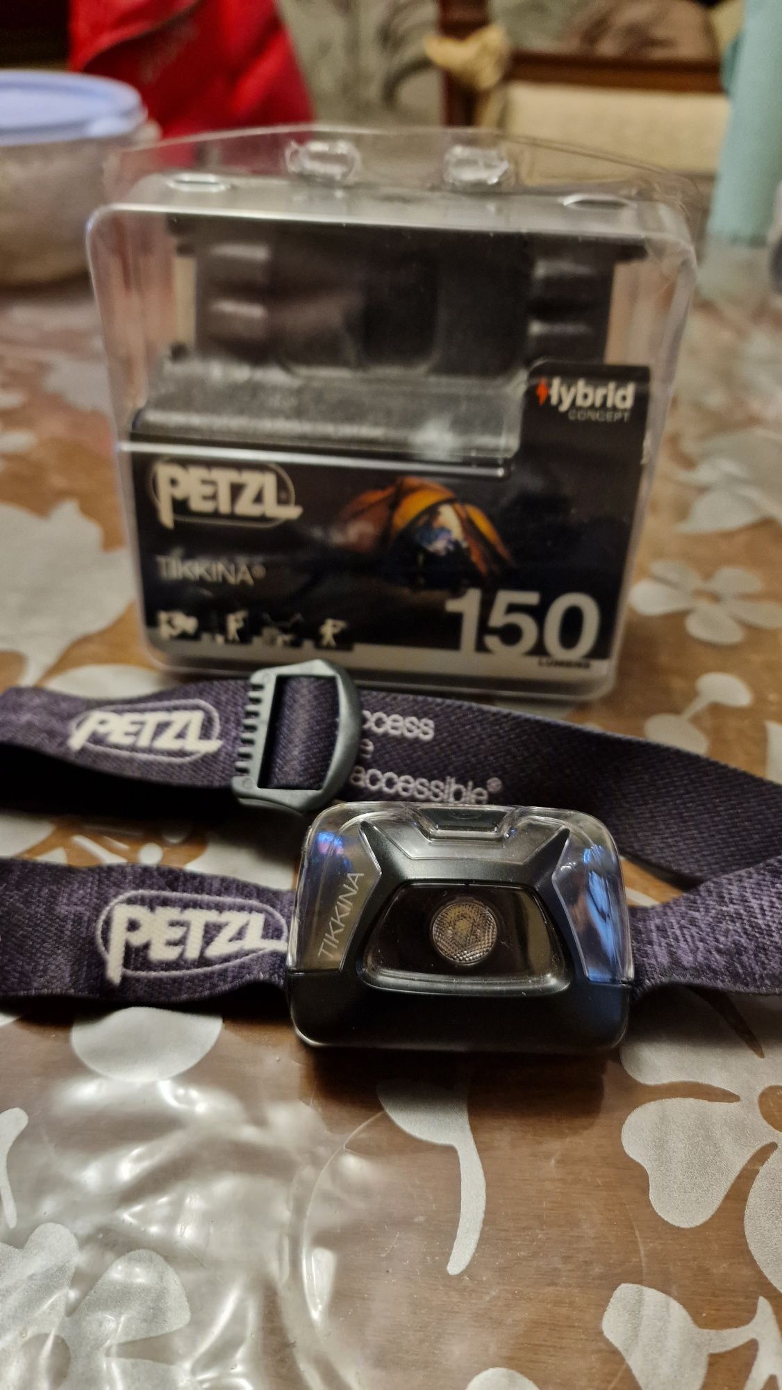 Продам налобный фонарь petzl tikkina