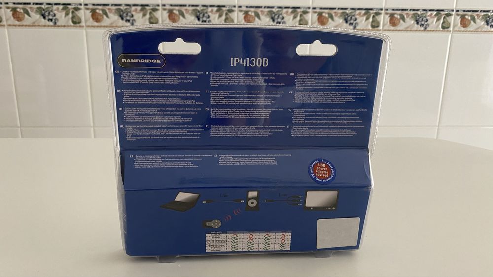 Iphone - Ipod - Base com comando e cabos (selado)