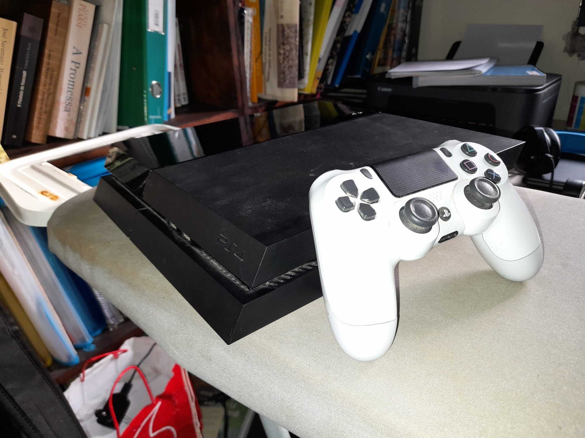 Vende-se PlayStation 4 e jogos