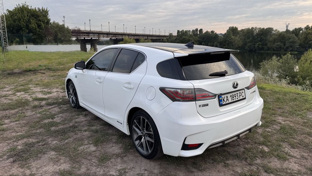 Продам Lexus ct200h