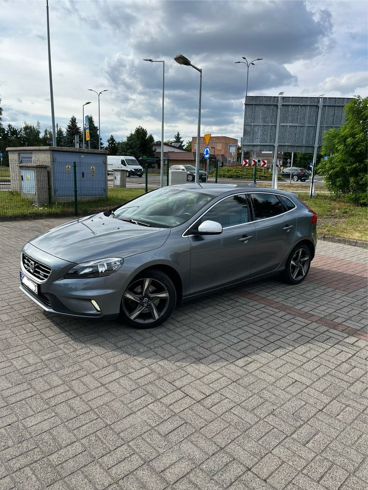 Volvo V40 D2 R-Design • 2016 •
