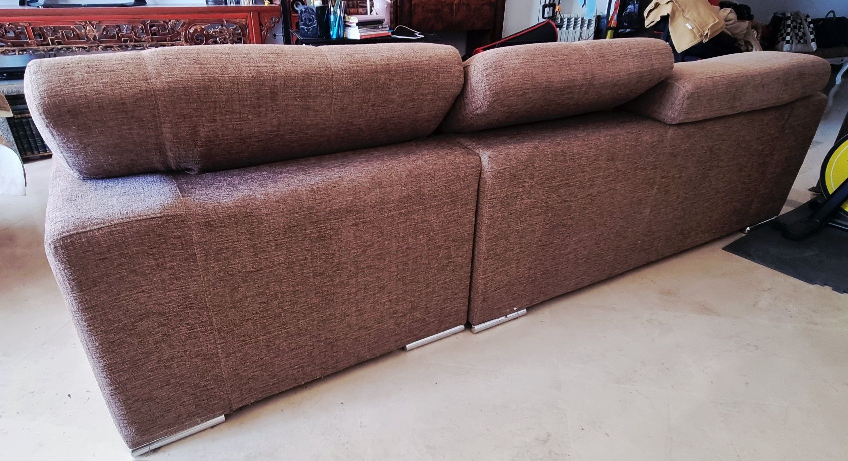 Sofá com chaise longue, almofadas e puffs