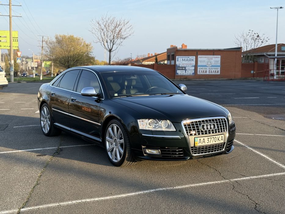 Audi S8 5.2L carbon-ceramic
