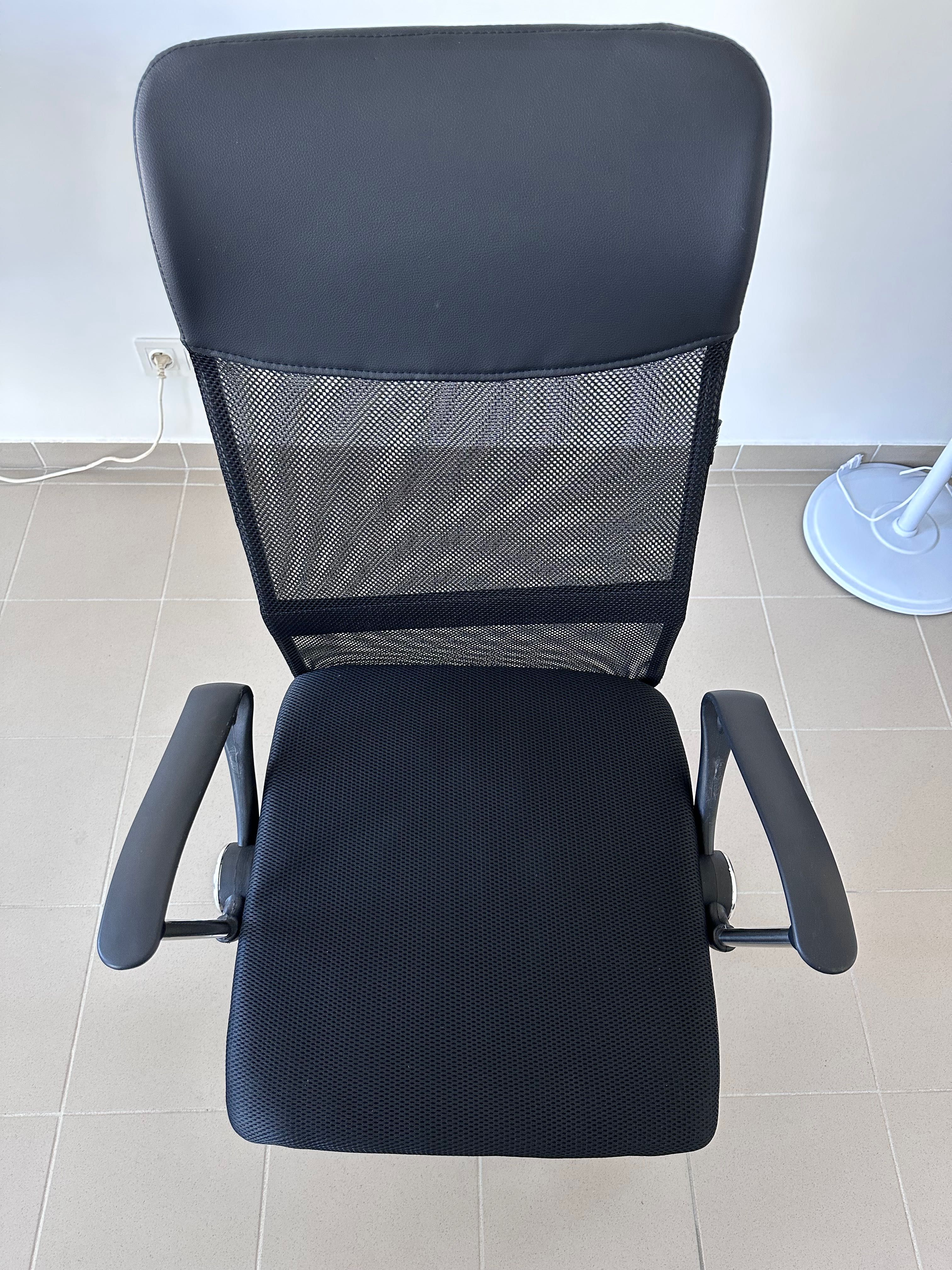 Офісне крісло компʼютерне чорне