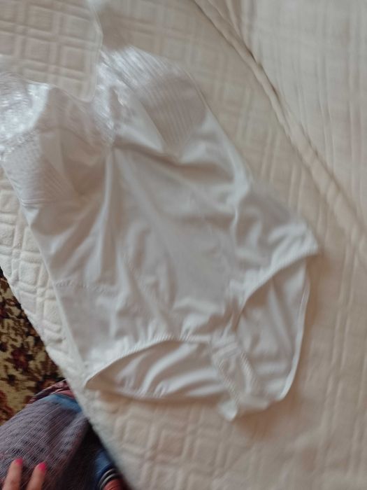 (44/XXL)(100B) Ekskluzywne, białe, haftowane Body modelujące z Londynu