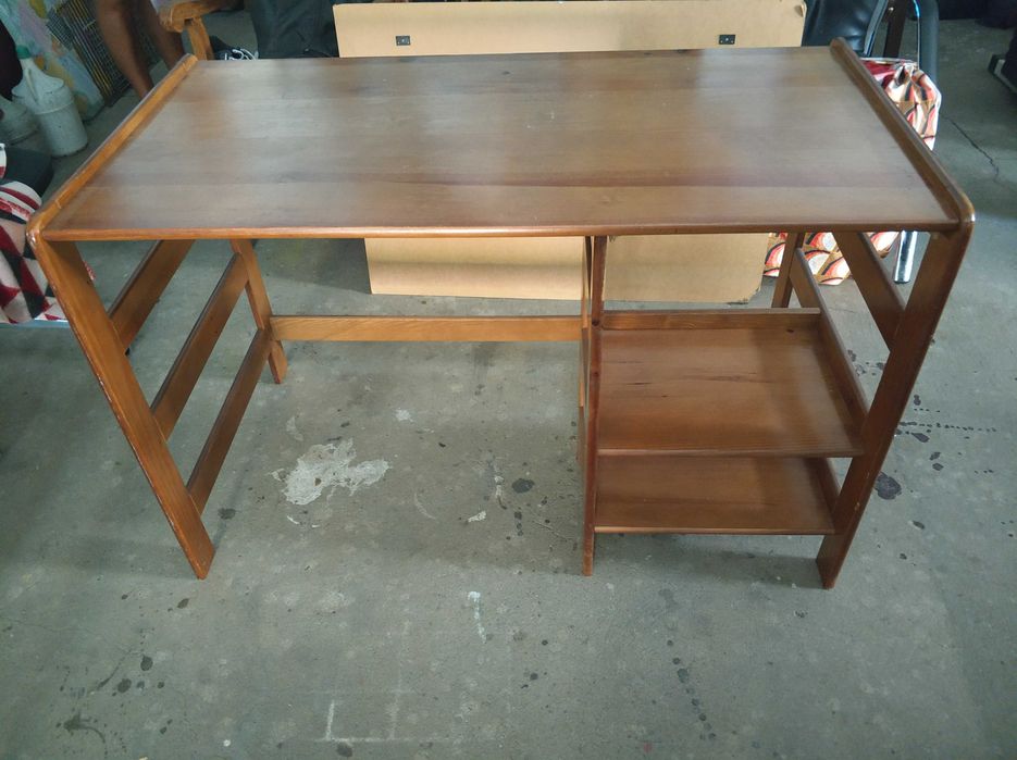 Secretária em madeira maciça com estante