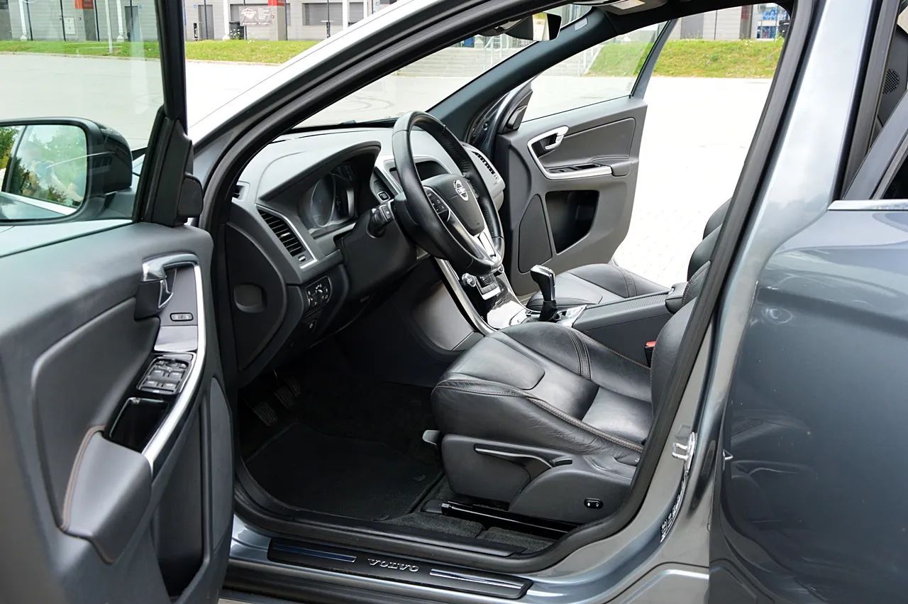 Volvo XC 60 Summum_Bi_Xenon_Ledy_Digital_Skóra_Grzana_Navi_Kamera_DVD_El.Klapa