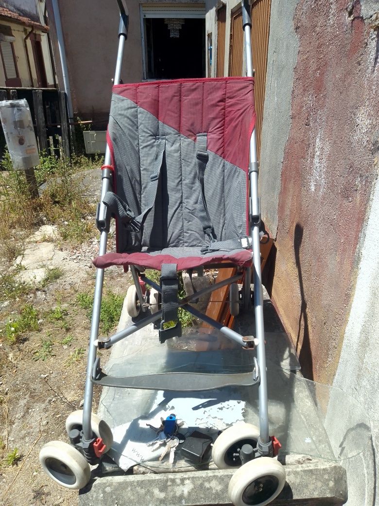 Cadeira de passeio impecável.
