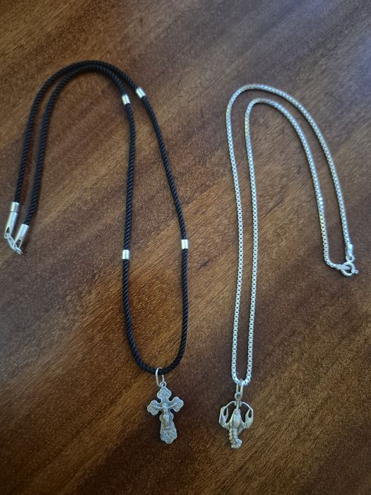 Ланцюжок з підвіскою. І шнурок з хрестиком.