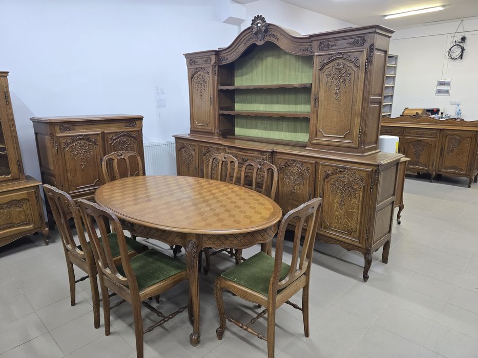 Komplet mebli w stylu ludwikowskim – kredens, barek i stół z krzesłami