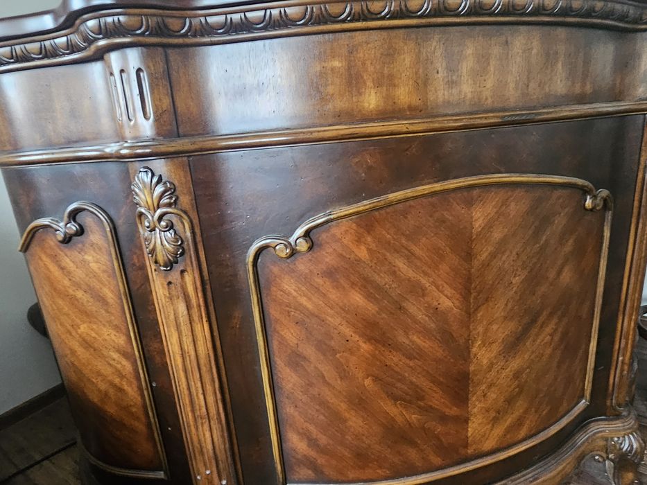 Piękny barek z witryną i hokerami komplet