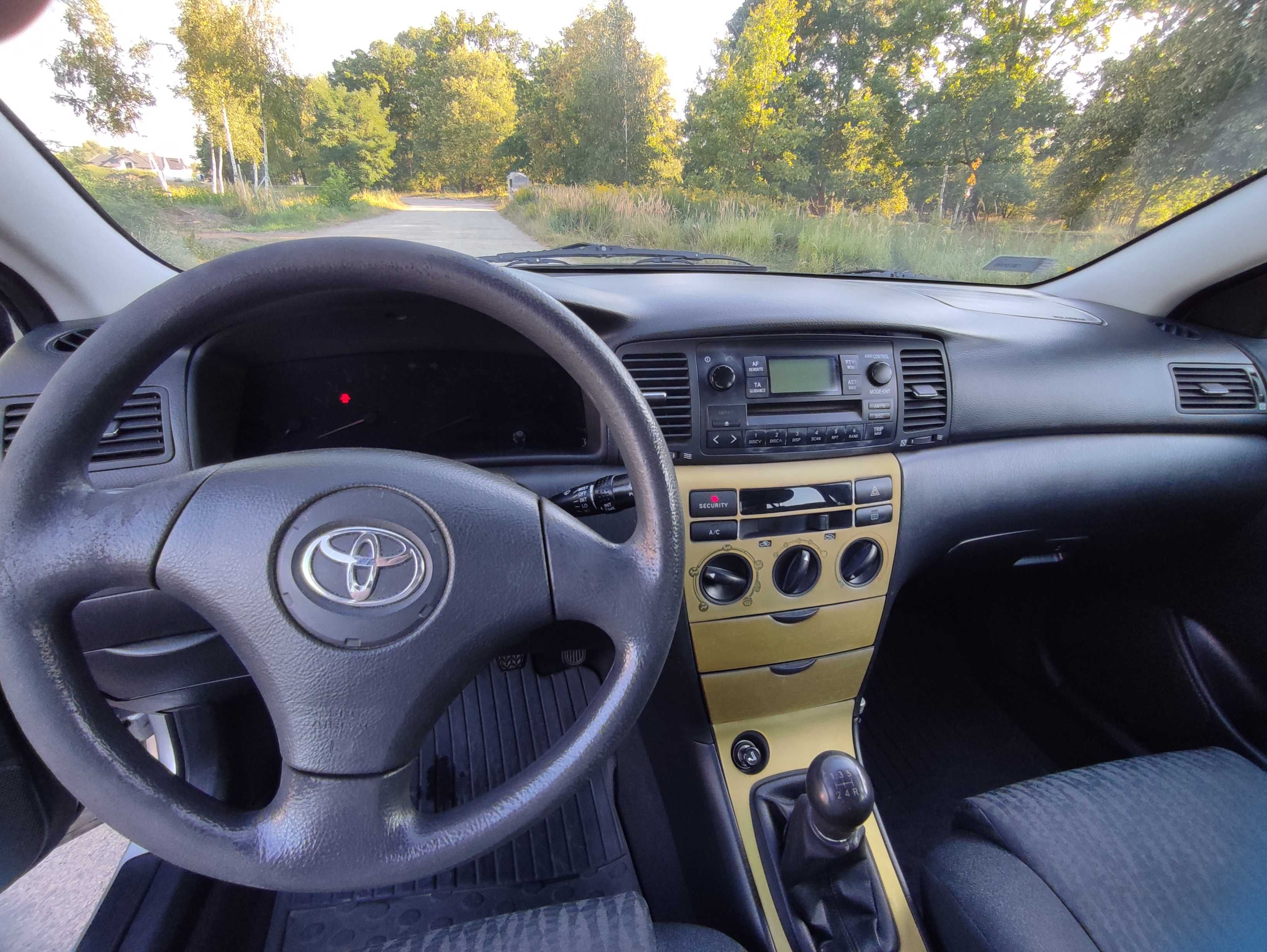 Toyota Corolla E12 rok 2004 - stan dobry, drugi właściciel