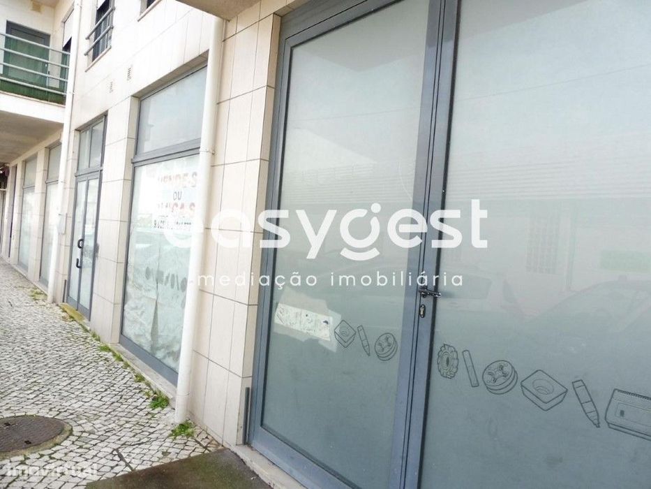 Loja situada no centro da Marinha Grande com uma área de 331m2
