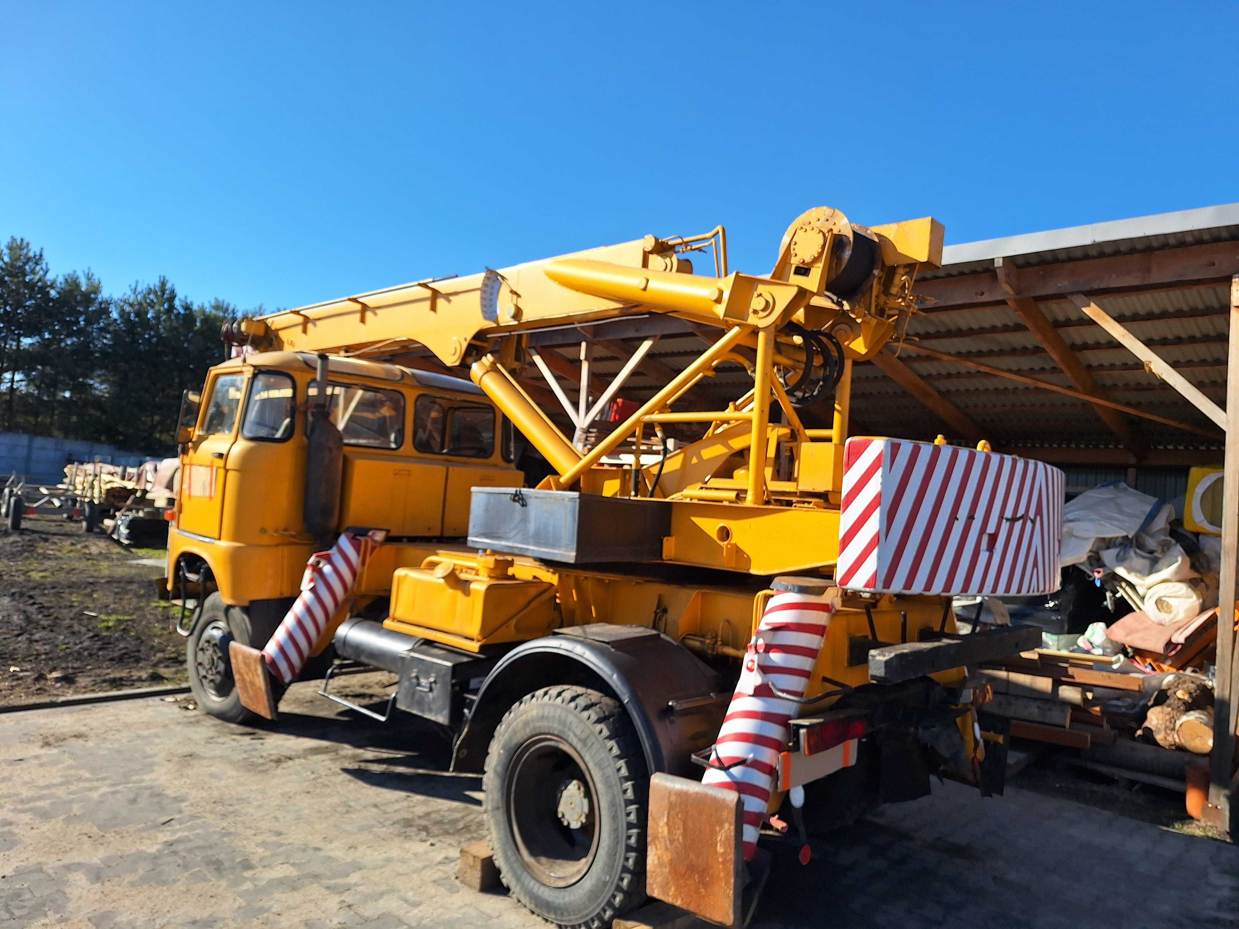 Żuraw samochodowy IFA ADK 70 - udźwig 7 ton  napęd 4x4