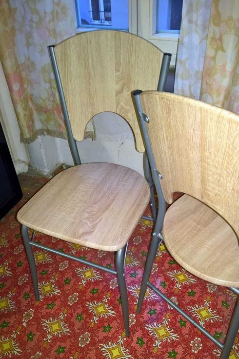 Dwa krzesła drewniano metalowe