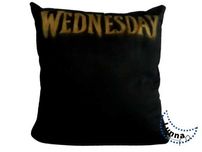 Poduszka Wednesday Addams: Elegancka i ekskluzywna z wypełnieniem