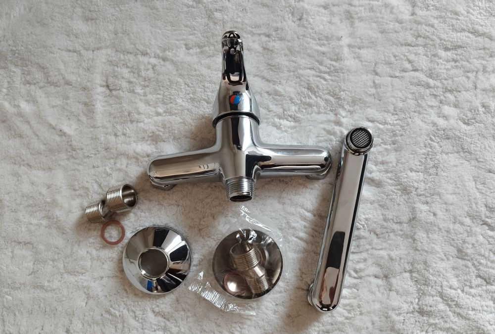 Bateria naścienna z krótką wylewką Valvex