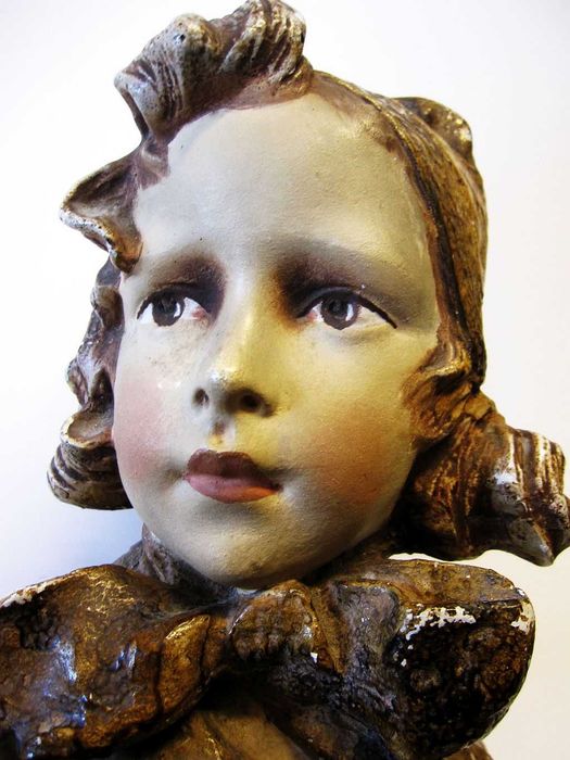 antigo busto francês de uma querida menina em gesso policromado
