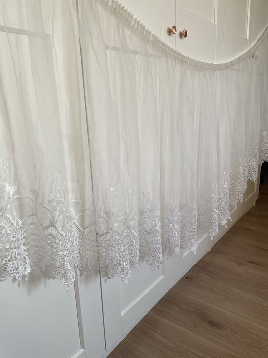 Szeroka ozdobna firana na okno