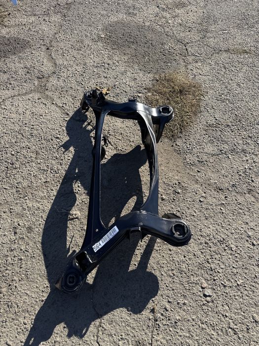 Подрамник задний Mercedes  w124 в хорошем состояние