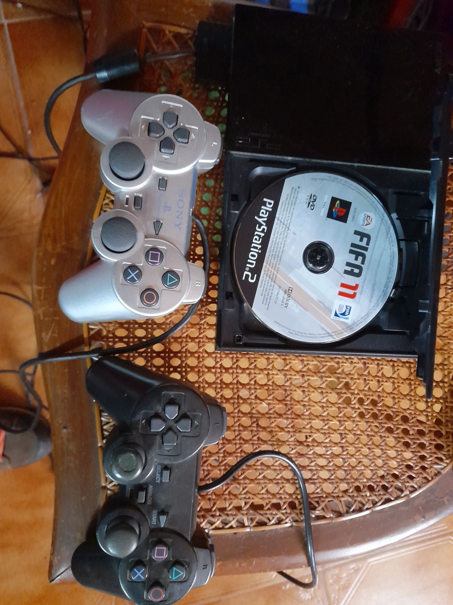 Ps2 com o jogo fifa 11