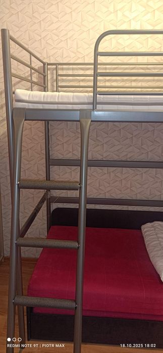 Nowa niższa cena.
SVÄRTA
Rama łóżka na antresoli, srebrny, 90x200 cm
M