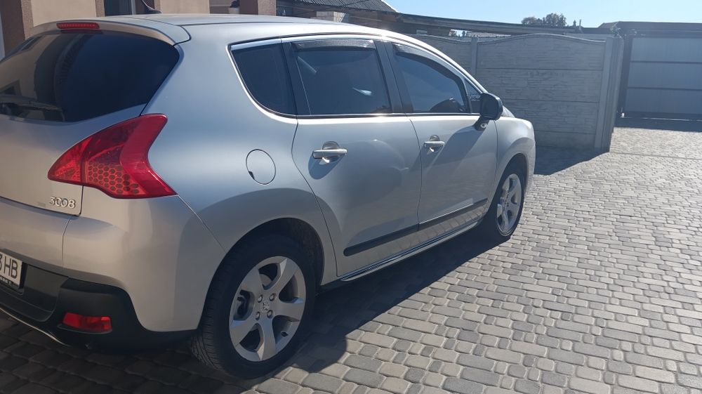Продам автомобиль Пежо 3008.