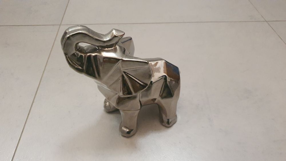 Figurka słoń z podniesiona trąba