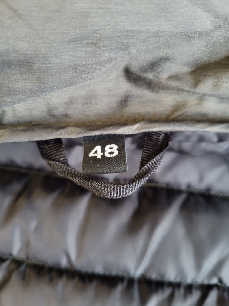 Тепла куртка пуховик сірого кольору 48 розміру