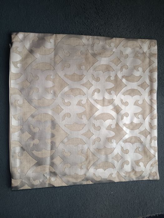 Almofada Tecido Alinhado c/ Aplicação Prata 45x45cm - Nova