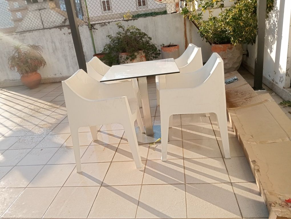 Cadeira e mesa de esplanada