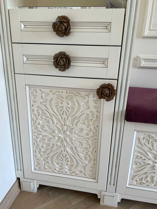 Дві шафи з мʼякими частинами та оздобленням