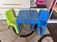 Дитячий пласмасовий столик з стільцями.