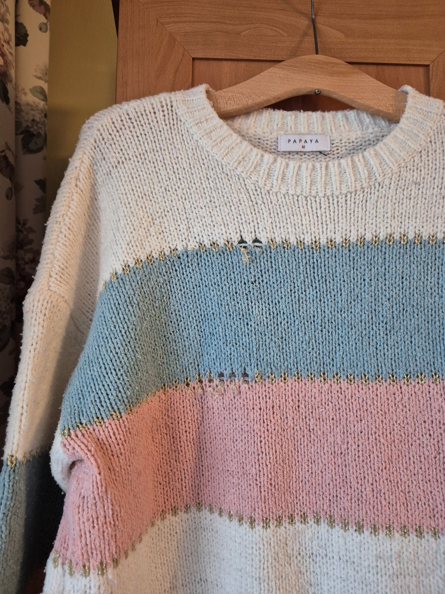 Sweter różowo niebiesko biały w paski