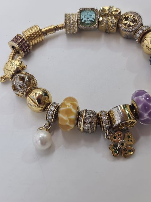 Pulseira de contas com vários pendentes